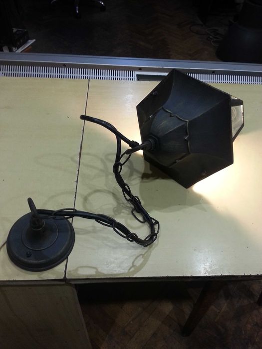 Стар метален електрически фенер.