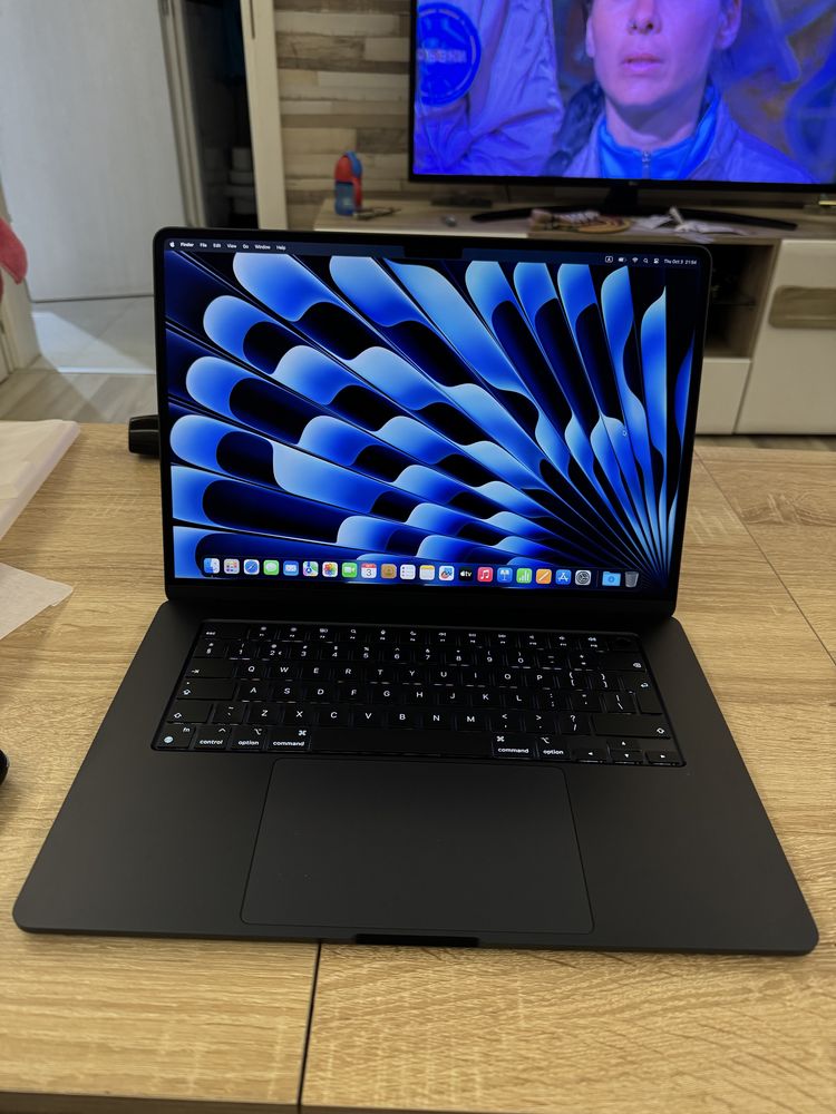 Продавам Macbook Air 15” M3 2024