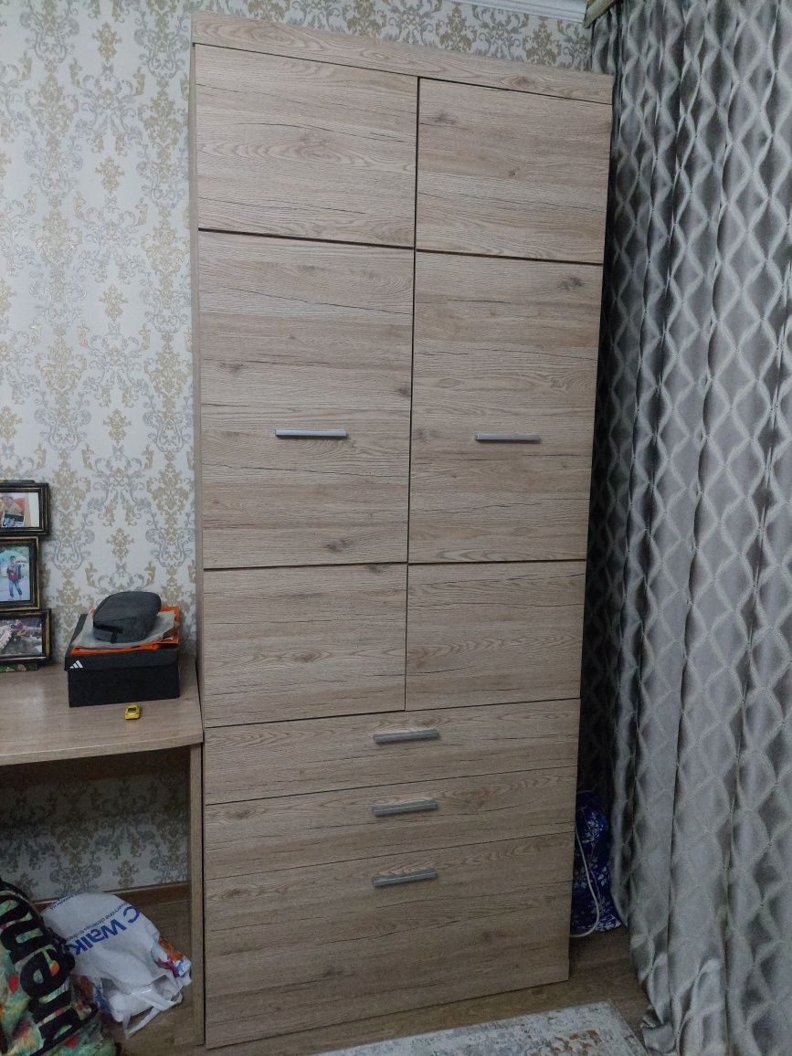 Кровать, рабочий стол, шкафы