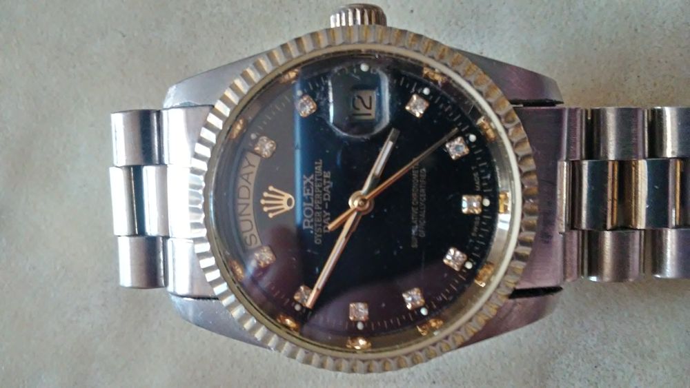 Vînd ceasuri automatice.Pret 300  leiun rolex si 400 Cartier.1000 toat