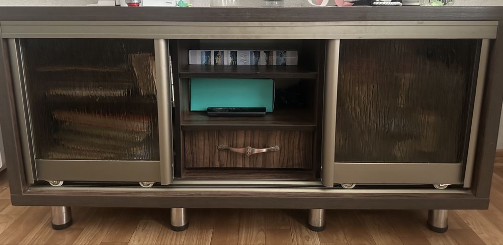 Отдам тумбочку под телевизор.