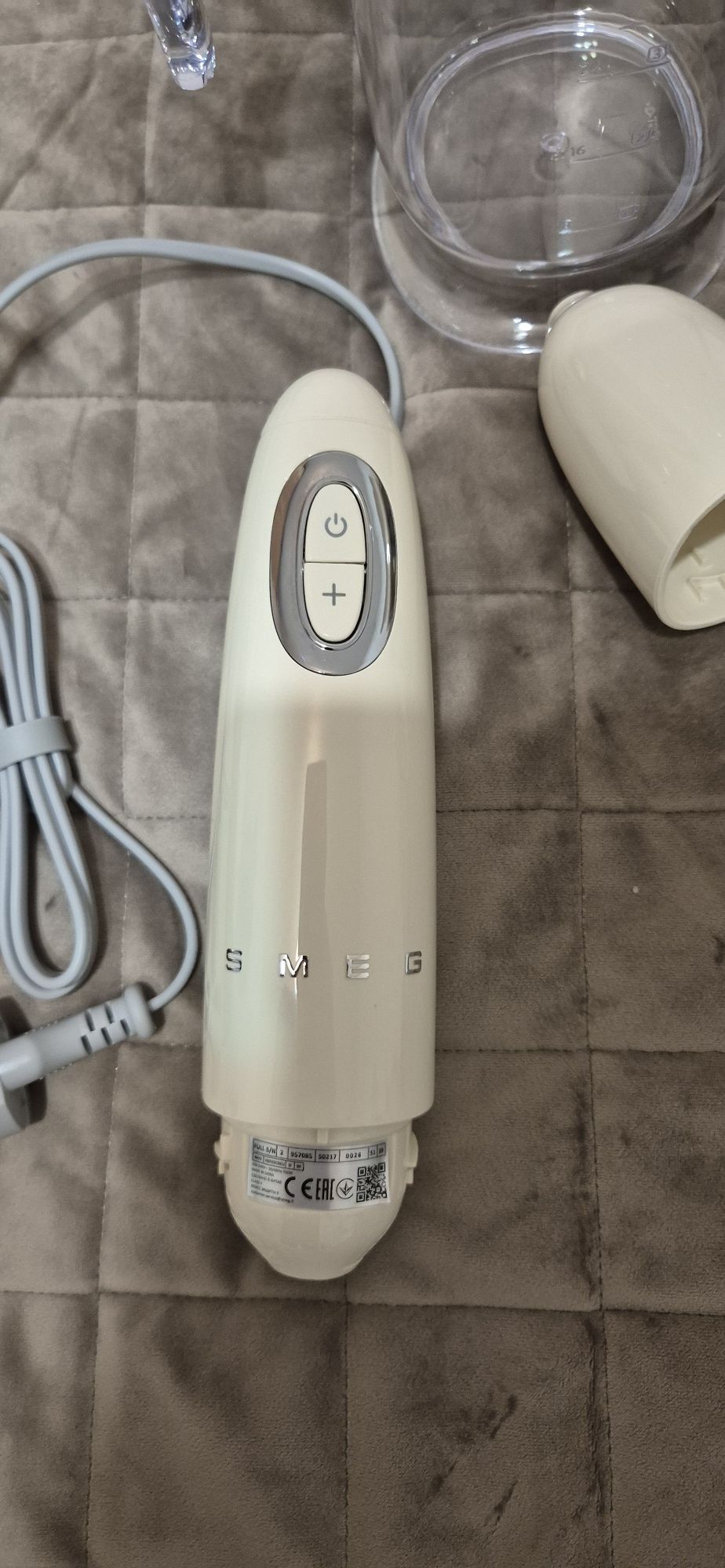 Продам новый  ручной блендер  smeg - кремовый