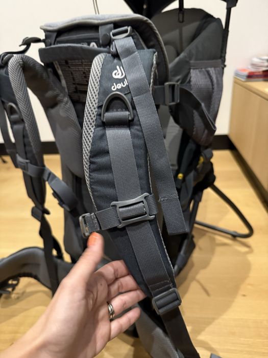 Rucsac drumetii pentru carat copilul Deuter