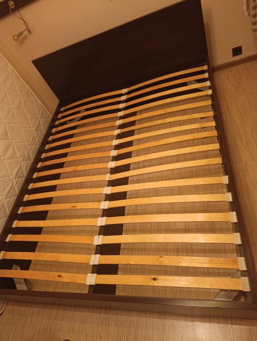 Кровать без матраса