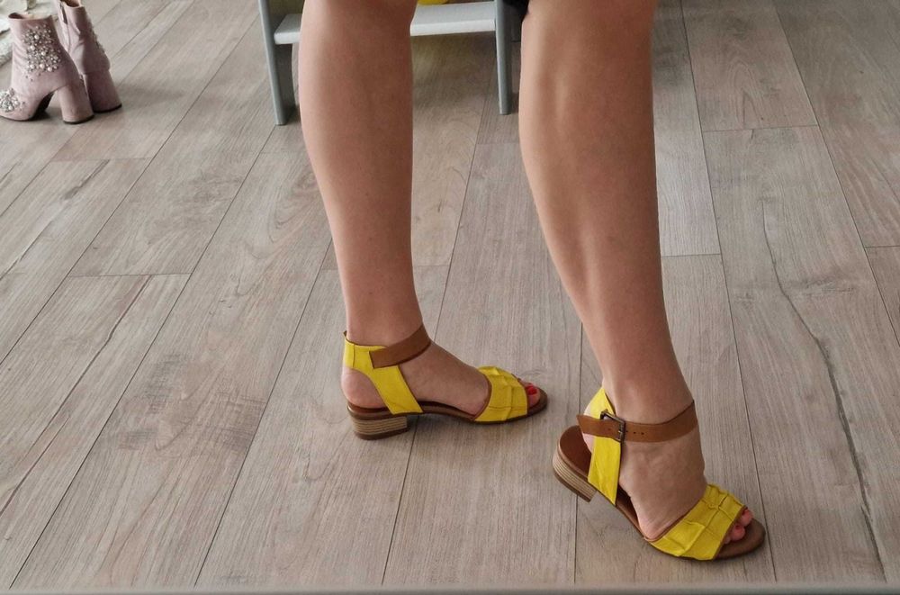Sandale confortabile, galbene, fără toc.