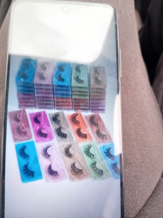 Пухкави мигли на  лента