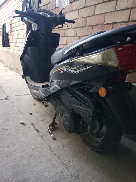 Skutr sotiladi mustang