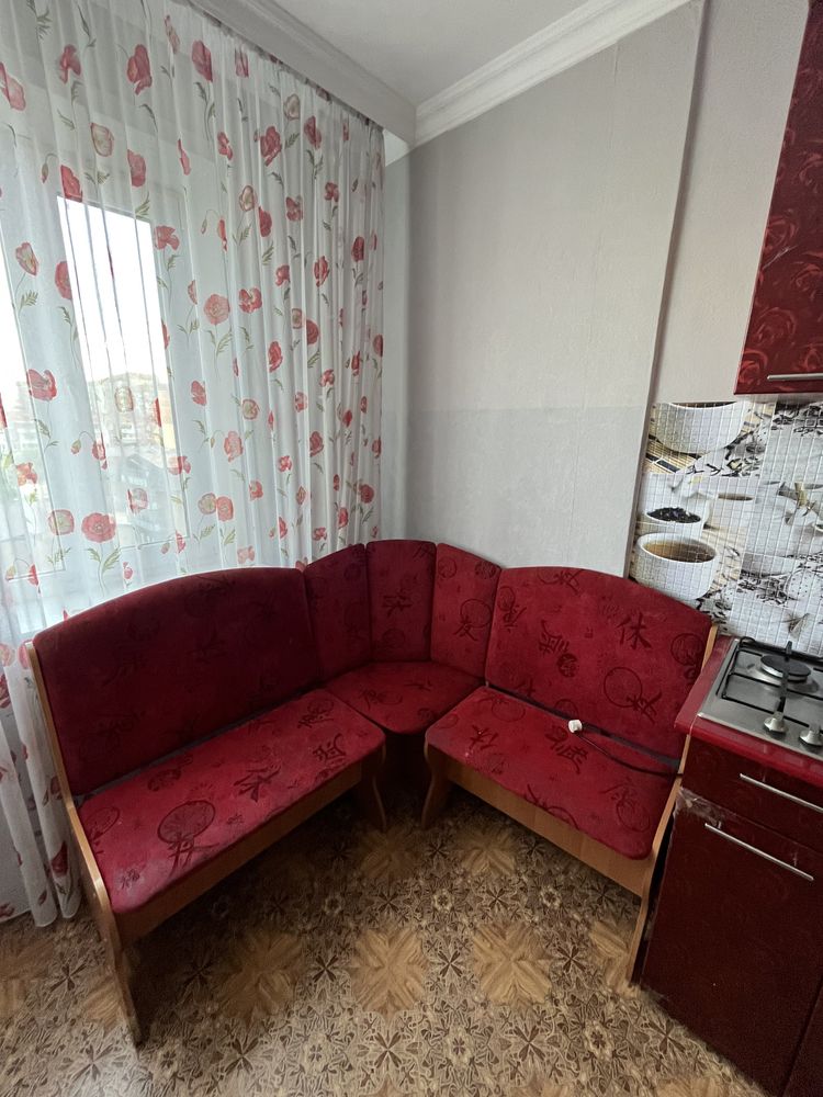 Продаетс шторы и угловой диван