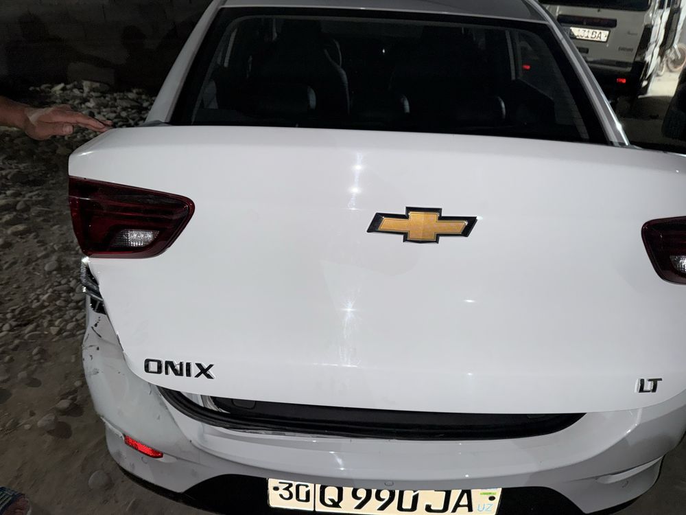 Oq Onix bagaj radnoy cheti ozgina qayrilgan