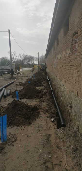 Услуги със багер 3т, самосвал и платформа.