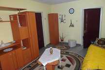 Închiriez apartament cu 2 camere