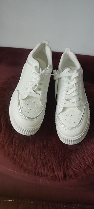 Adidași albi dama, talpa înaltă, model avantajos si comod