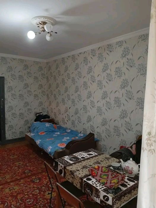 Продается квартира на янги хает,17 КВ 1 этаж 2 км не торцевая