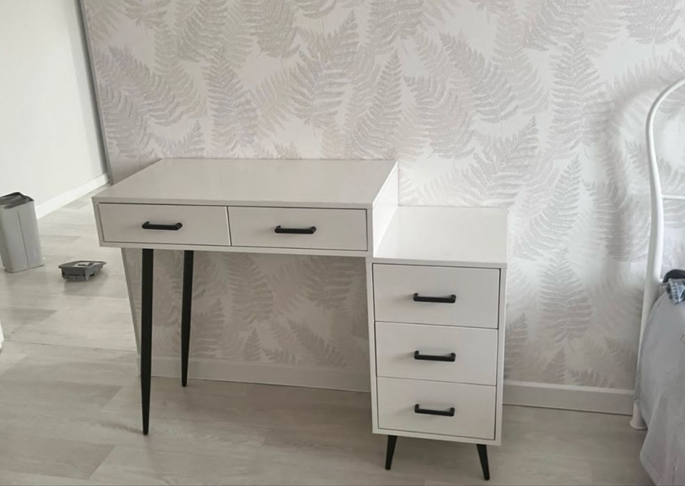 Столик туалетный