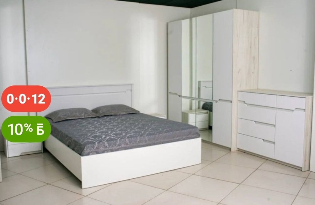 Продам двухспальную кровать с матрасом и прикроватными тумбочками.