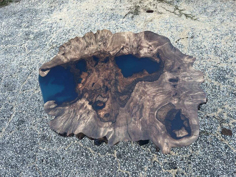 Налична уникална маса от орех и епоксидна смола