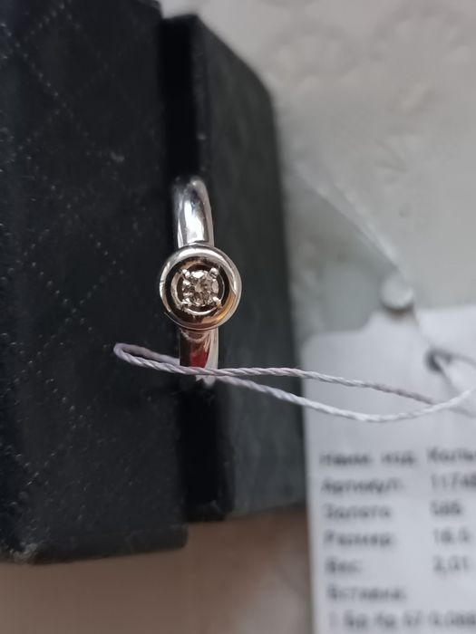 Кольцо с бриллиантом белое золото