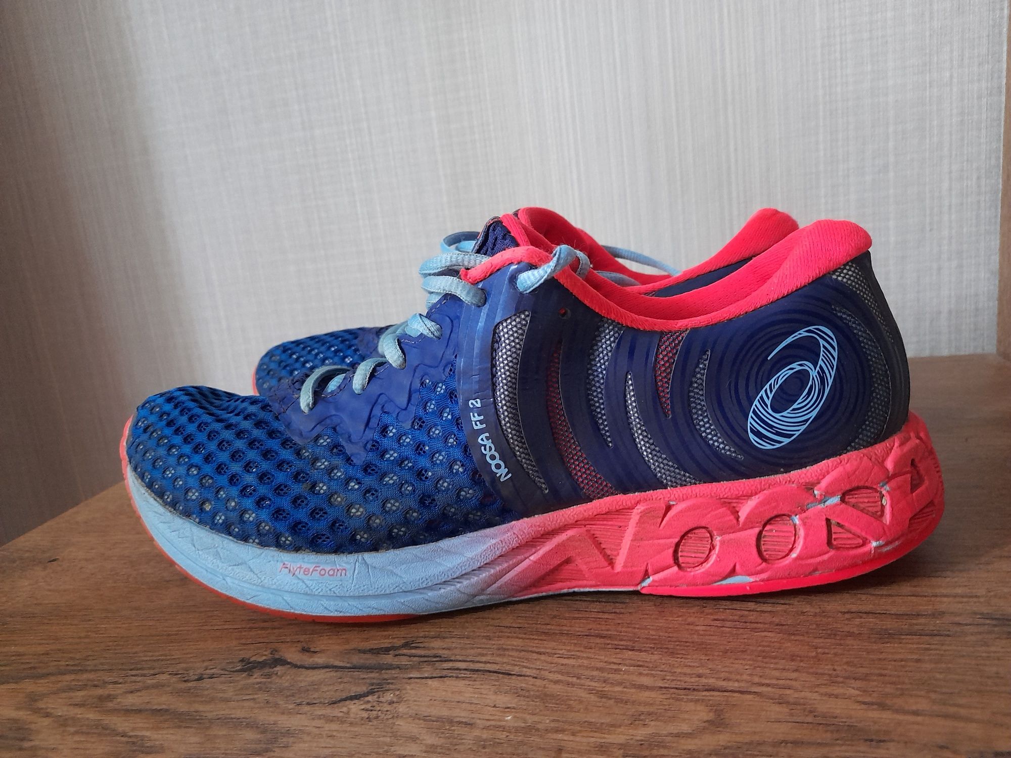 Asics NOOSA FF2 маратонки 42 номер.