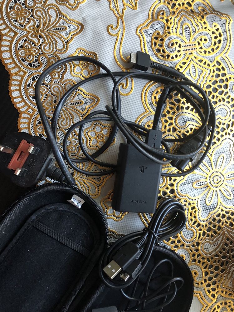 Адаптер,2 USB кабела,калъф,чантичка,2 стъкл.скрийн протект.-PS VITA