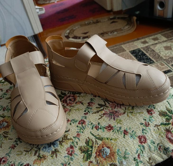 Продам сандали женские . Новые.