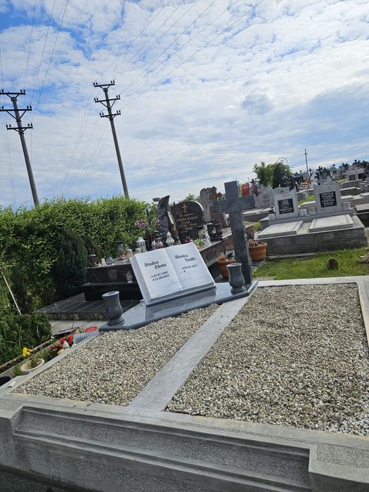 Monumente funerare din granit