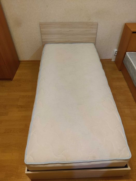 Продавам две единични легла с матраци
