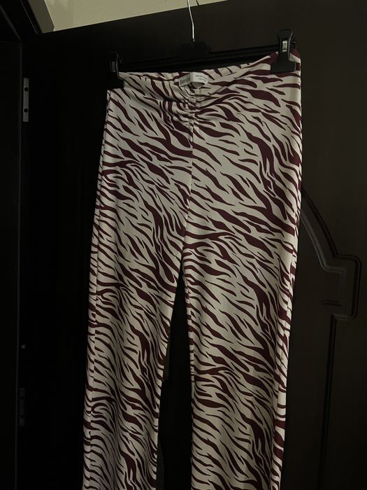 Pantaloni evazati tip zebra Bershka