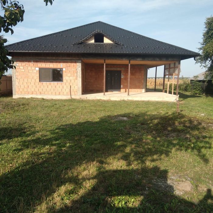 Casa la rosu de vanzare