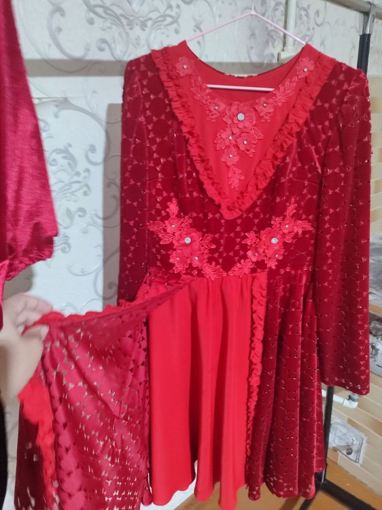 chiroyli va yorqin koylak