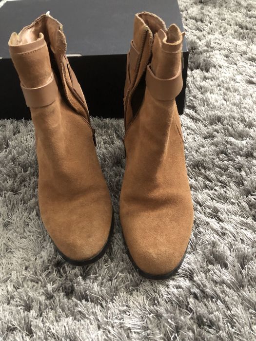 Botine dama scurte maro cu toc din piele intoarsa Camaieu marimea 39