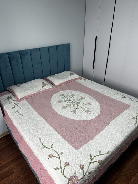 Большая двуспальная кровать с мягким изголовьем