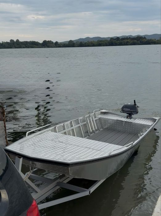 Barca de inchiriat Divici