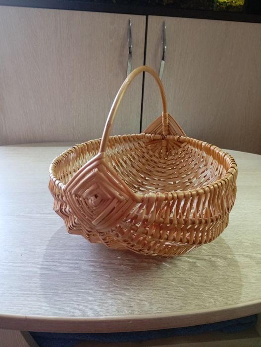 Продам вазы из лозы.