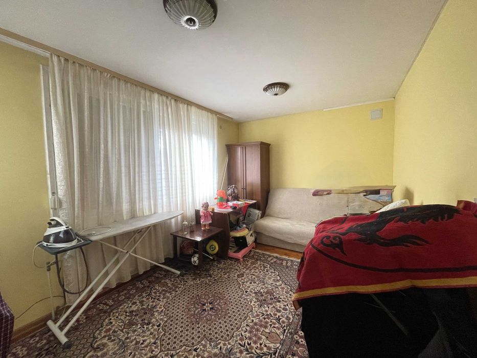 Продава се просторен апартамент - кв. Стефановци