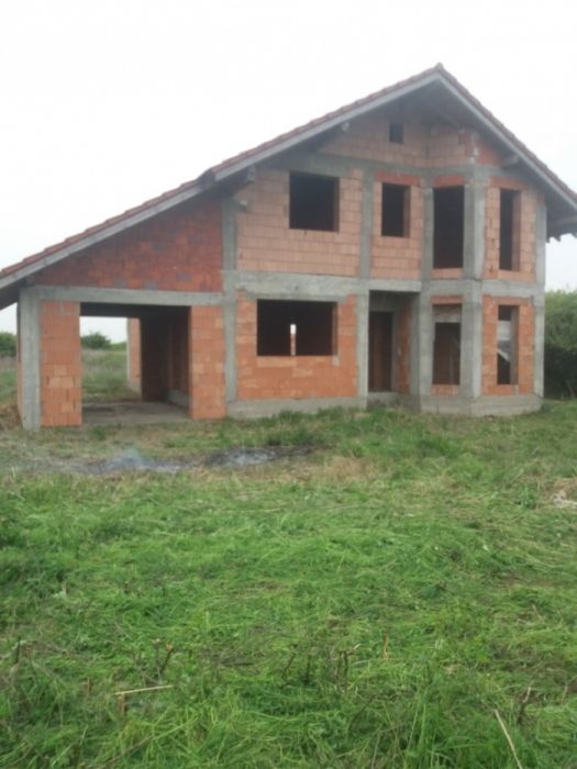 Echipa meseriasi executam case la rosu.