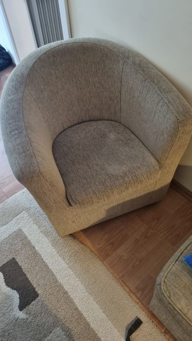 Vând Canapea, Scaun și Taburet din set Mobexpert la 1200 de lei.