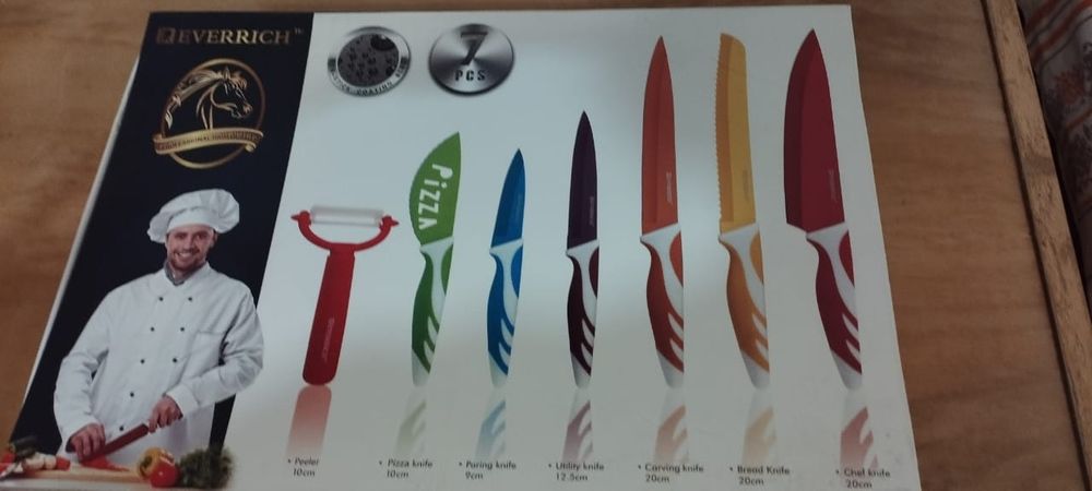 Набор ножей состоит из семи предметов.