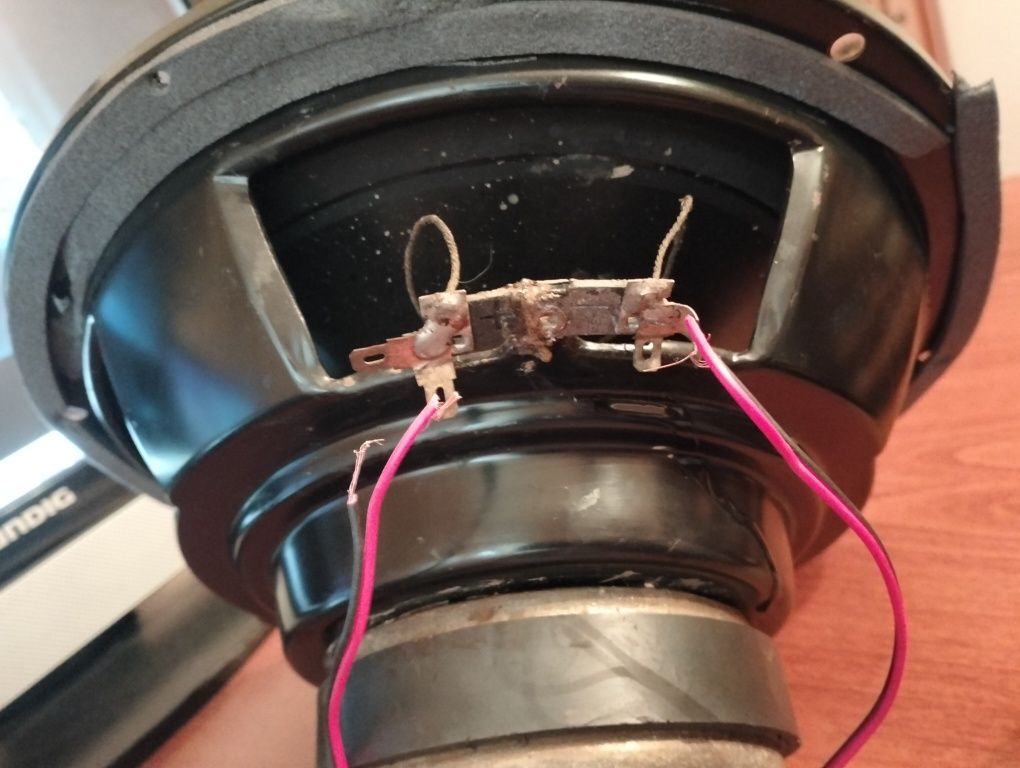 говорители pioneer 25 sm трилентови , 100 вата единия . Комплект двата