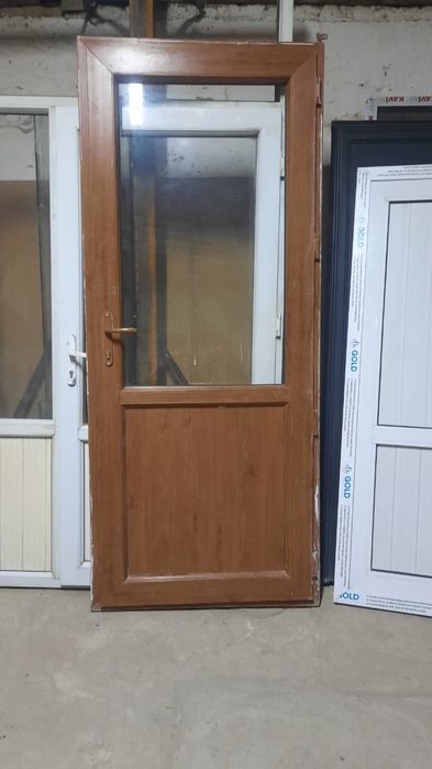 Продаётся одна коричневая дверь Б/У