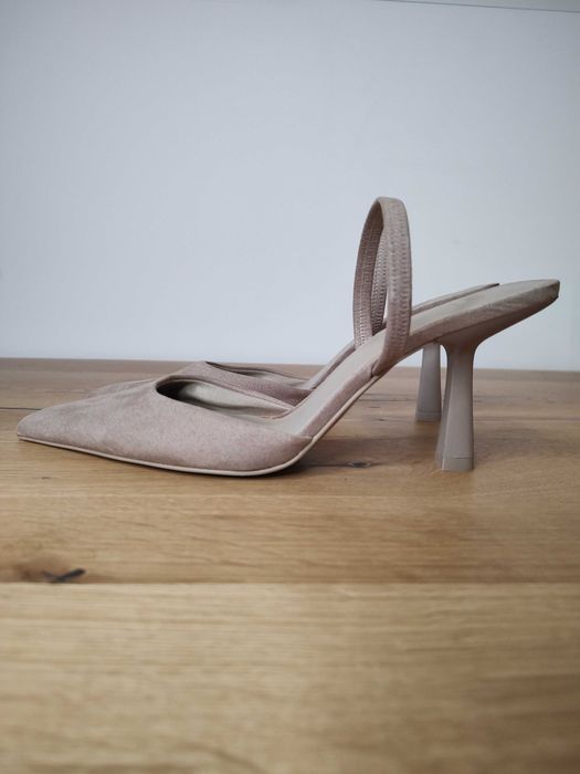 Бежови затворени обувки на ток 7см - 39/40н + ПОДАРЪК чехли