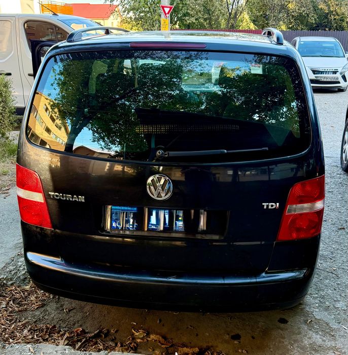 Vând Touran 1.9 TDI 2004 Culoare: Negru-preț 2000 Euro