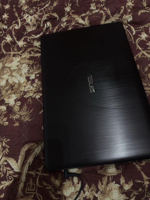 Продавам лаптоп Asus
