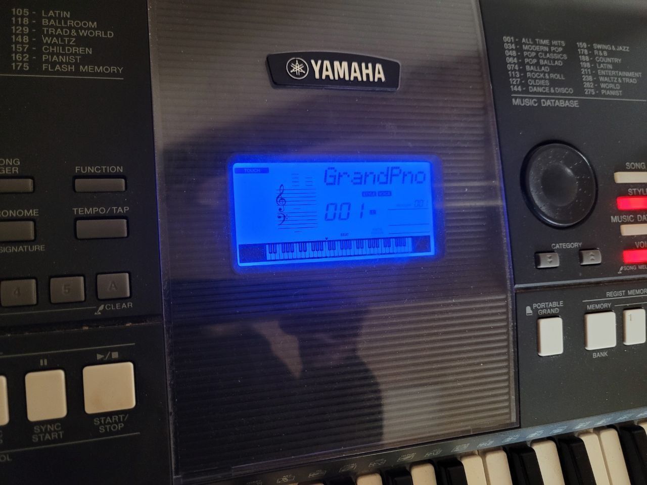 Синтезатор YAMAHA E 423 комплект