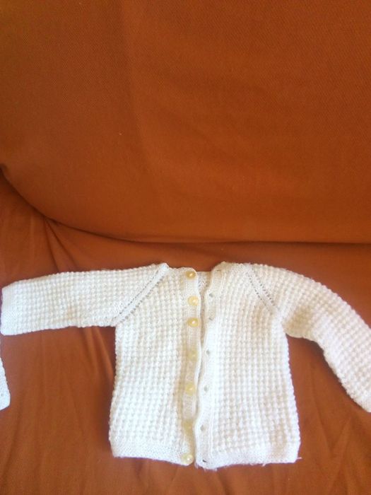 Ръчно плетиво за бебе - жилетка, шапка, терлички