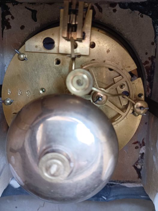 Стар каминен часовник, работещ. Минал профилактика при часовникар