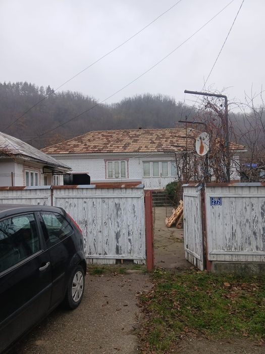Vând casă 5 camere si teren 2700m