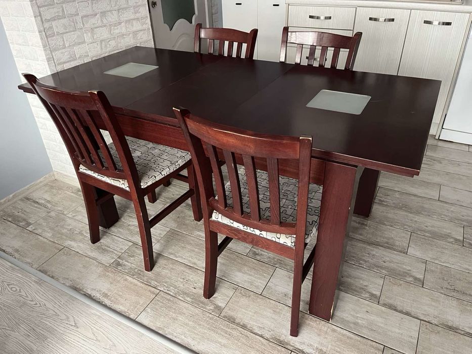 Продавам маса с четири стола