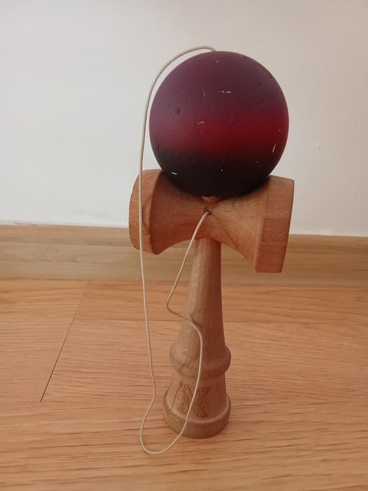 Vând kendama crom
