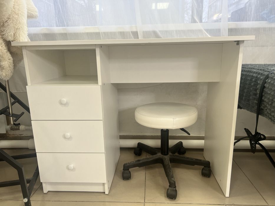 Стол маникюрный 25 тыс.