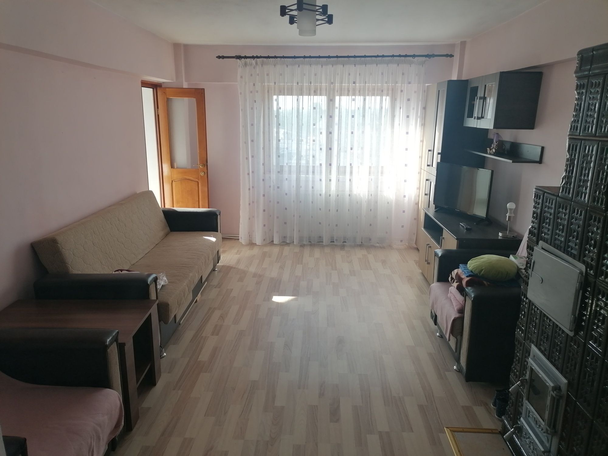 Închiriez apartament 3 camere Târgu Neamț,